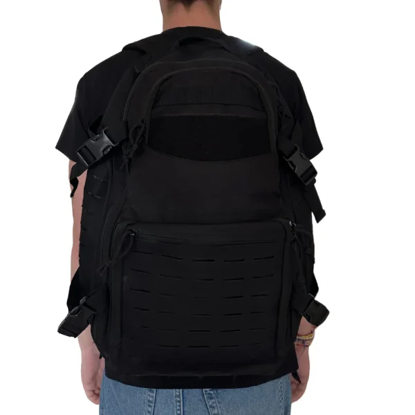 sac à dos de randonné porté de couleur noir