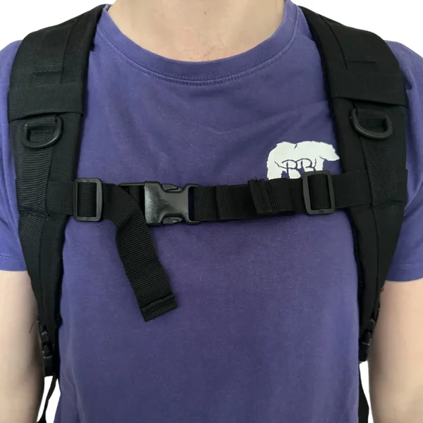 attache tors-al d'un sac à dos porté