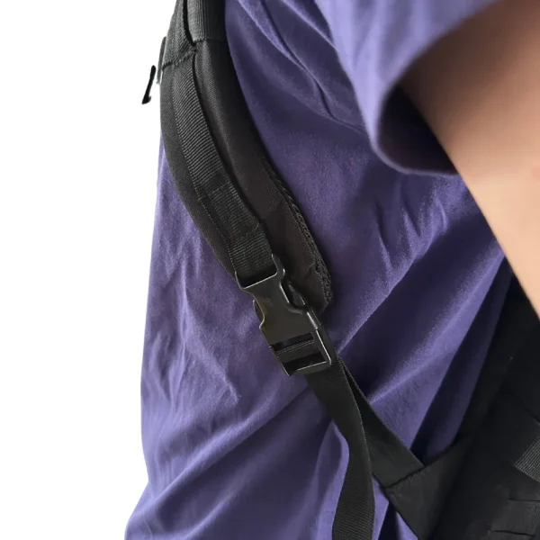 languette de sac à dos porté par une personne