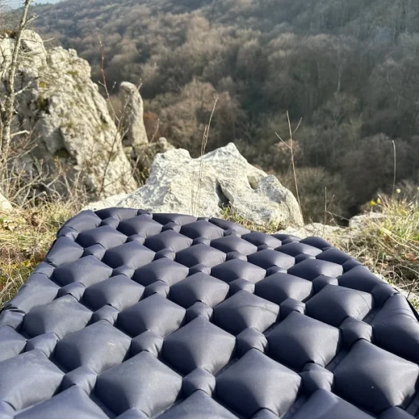 matelas de bivouac matelas de bivouac au bord d'une colline