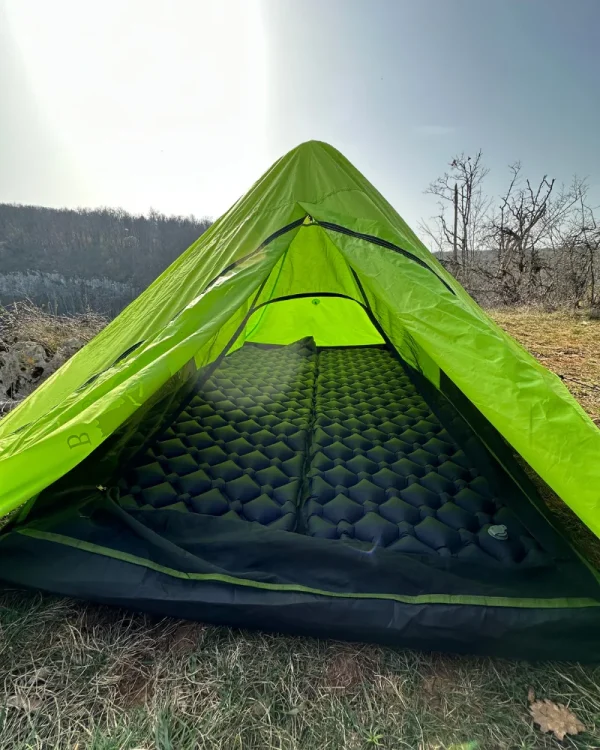 Tente baribal avec dedans 2 matelas gonflable de camping.