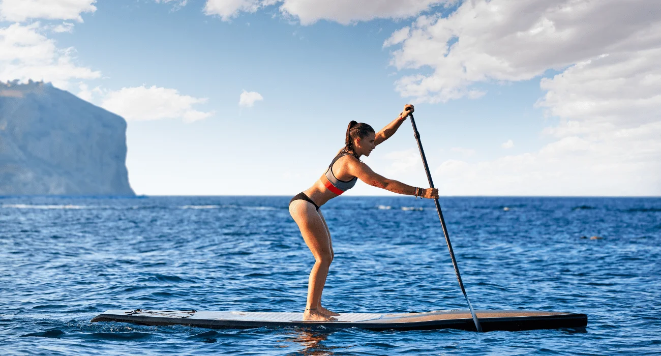 Femme sur un paddle