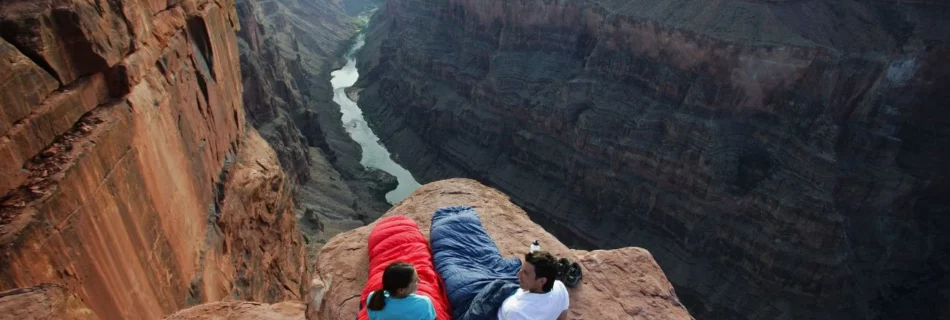 Un couple dort en sac de couchage