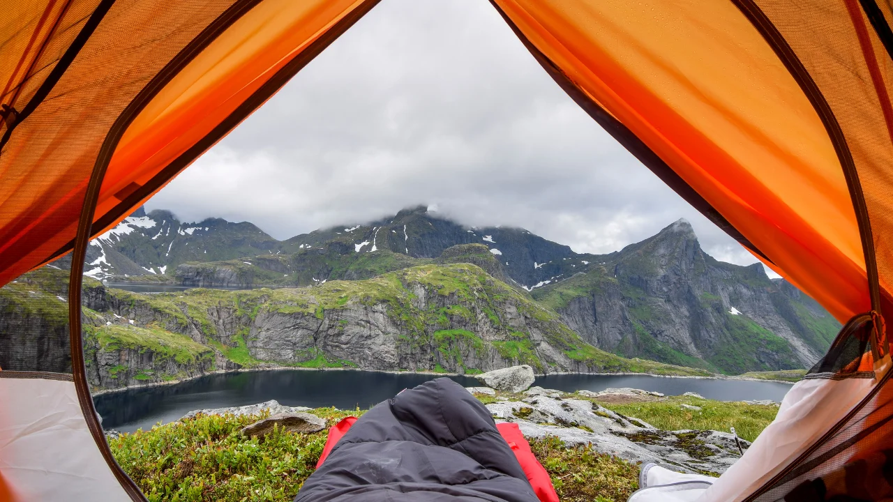 camping sauvage vue de l’intérieur de la tente