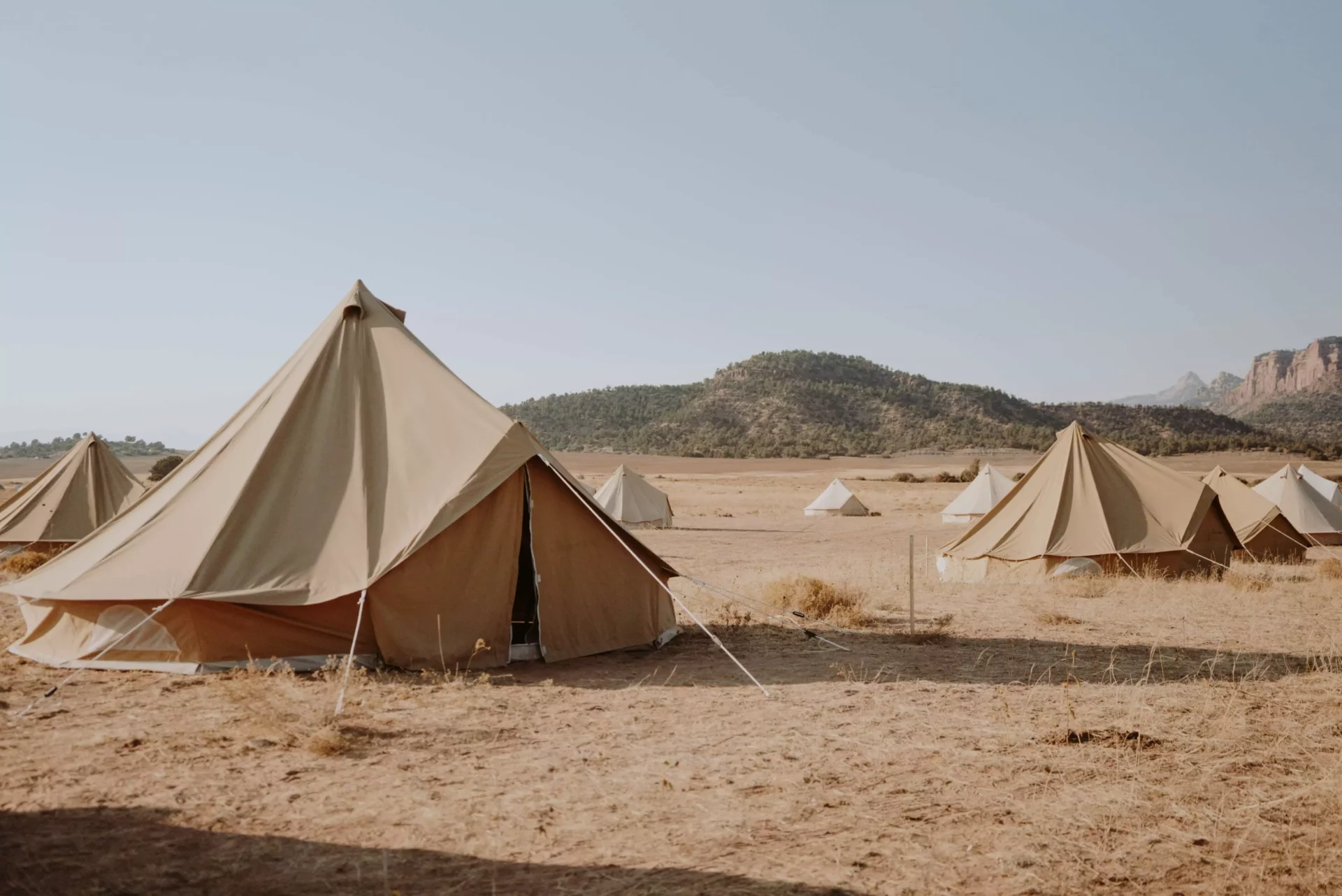 Camping en Climat Chaud : Conseils pour des Nuits Fraîches et Confortables