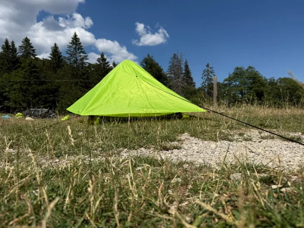 Deriere de la tente ficelle anti-vent