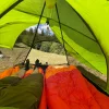 Deux duvets dans la tente baribal v2 gonflable