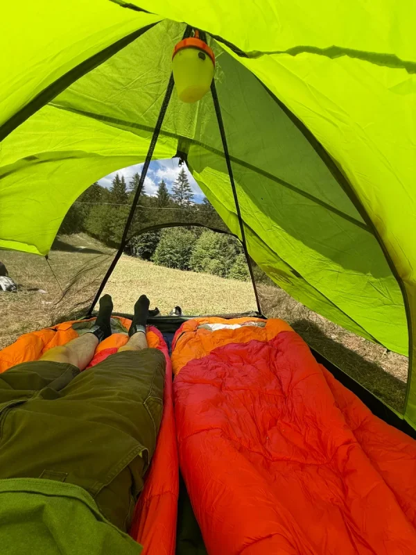 Deux duvets dans la tente baribal v2 gonflable