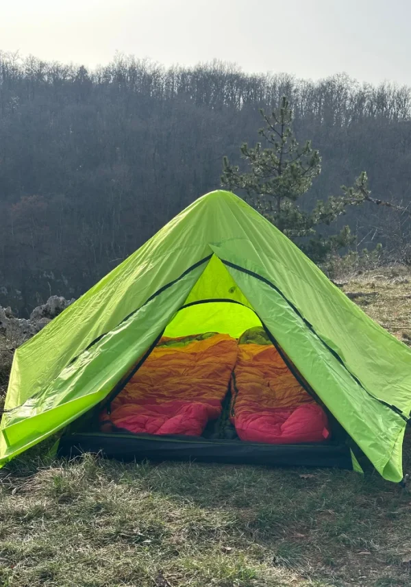 Tente 2 places avec dedans 2 sacs de couchage et matelas gonflable