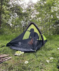 Tente gonflable 2 places Baribal en bivouac