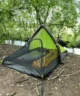 Campeurs profitant de l'espace confortable de la tente de trekking ultralégère 2 places