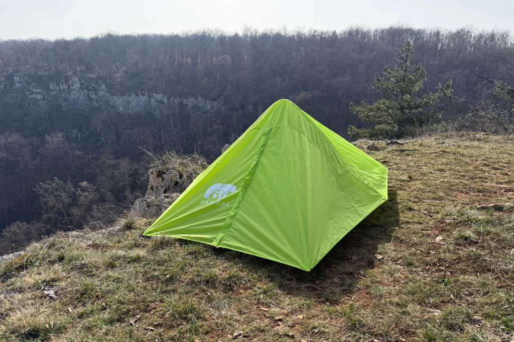 tente 2 places baribal installé sur une colline 