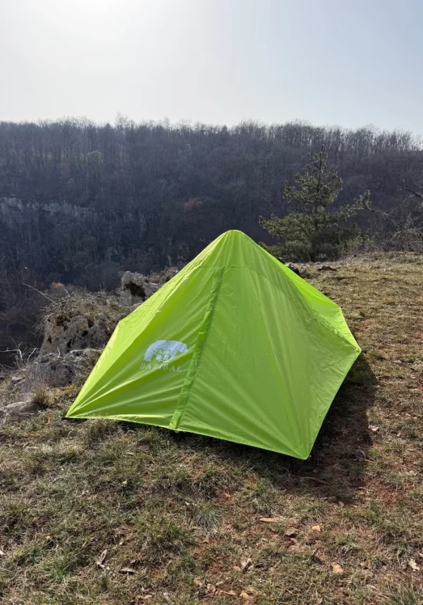 Tente gonflable installé en montagne