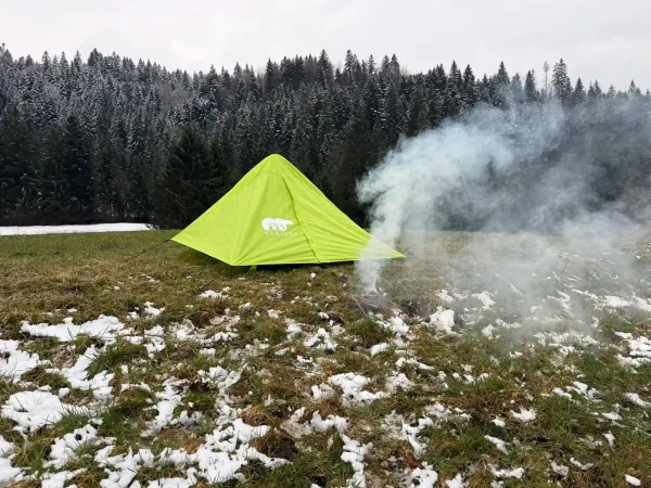 Tente gonflable 2 place sous la neige avec un feu devant baribal