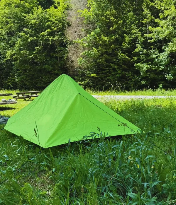 Tente gonflable renforcée anti-vent en bivouac altitude