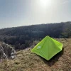 Tente ultra compact de Baribal en montagne sous un beau soleil