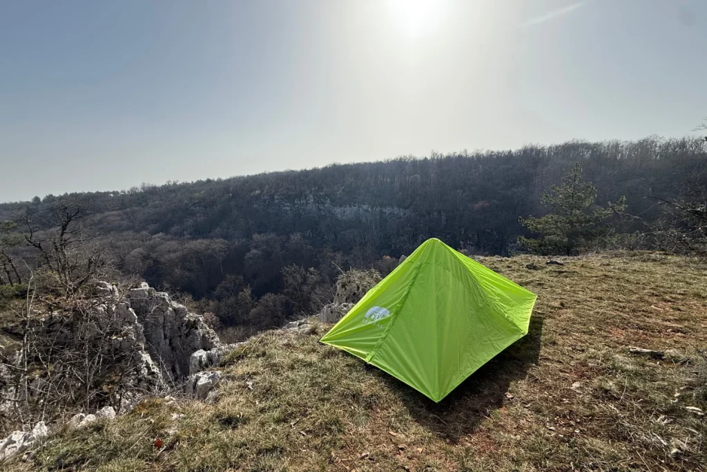 Tente ultra compact de Baribal en montagne sous un beau soleil