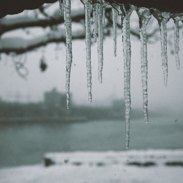 Formation de stalactites dans des conditions de grand froid, illustrant les risques d’hypothermie