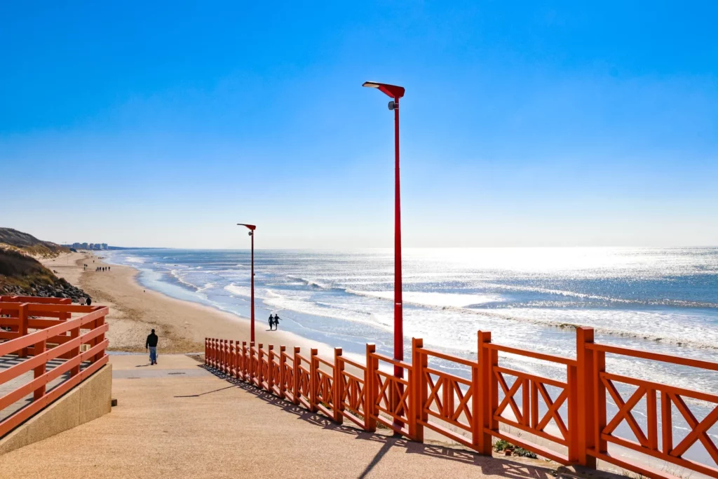 Plage d'Équihen au lever du soleil, avec sable fin et falaises côte d'opal