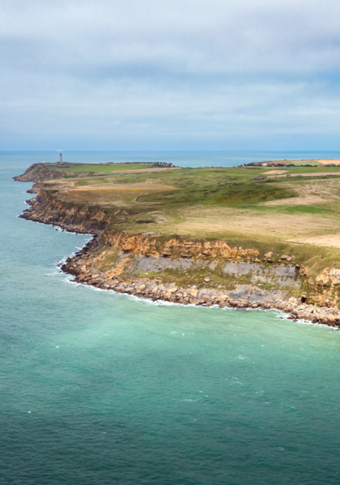 Vue sur les falaises et la mer au Cap Gris-Nez, lieu de bivouac idéal pour les amateurs de nature