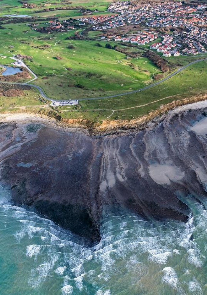 Crique isolée et falaises rocheuses à la Pointe aux Oies, Wimereux, spot idéal pour le bivouac