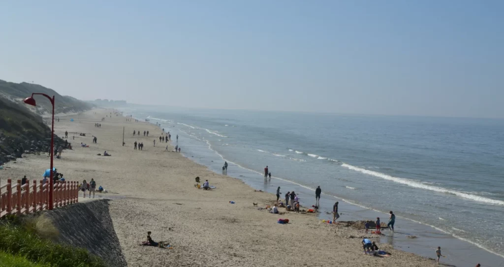 Vue sur la Plage de Nausicaá à Boulogne-sur-Mer, avec dunes de sable et horizon marin