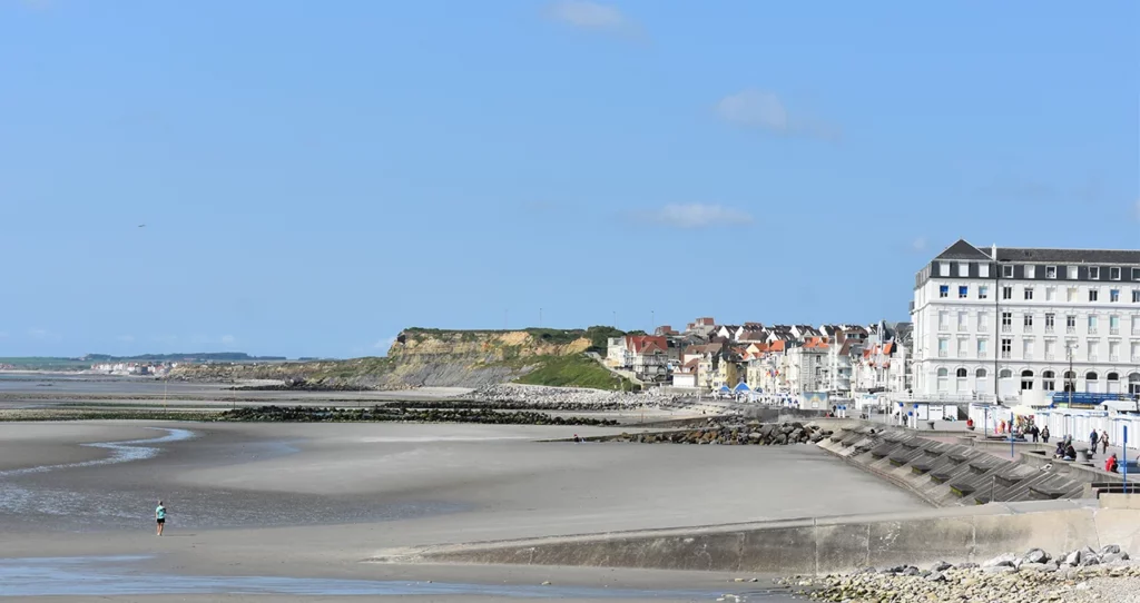 Plage de Wimereux avec sable fin et villas en arrière-plan, spot de bivouac proche des commodités