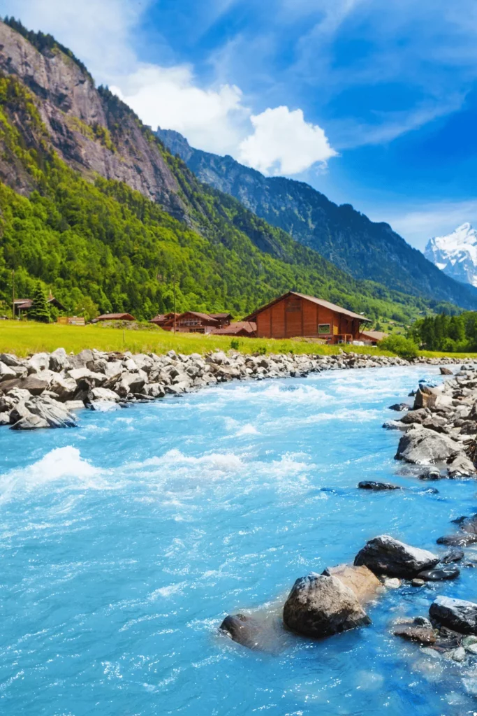 Paysage d'une rivière en suisse en montagne