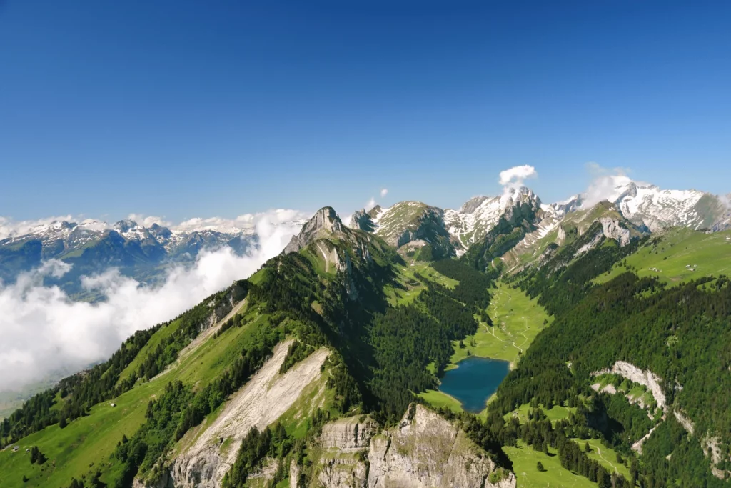 Tente de camping sauvage au coucher du soleil dans les Alpes bernoises, Suisse