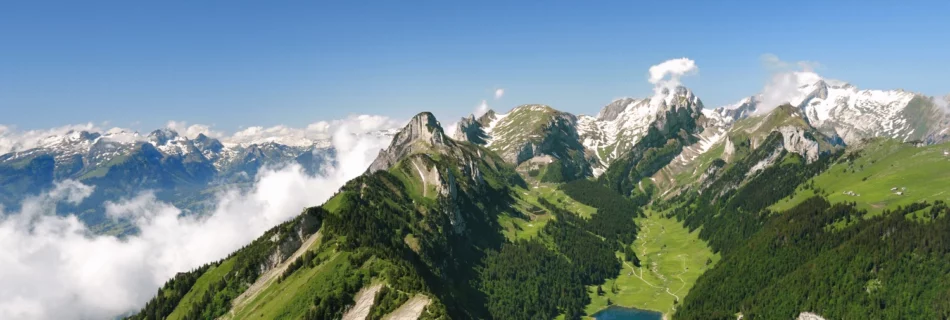 Tente de camping sauvage au coucher du soleil dans les Alpes bernoises, Suisse