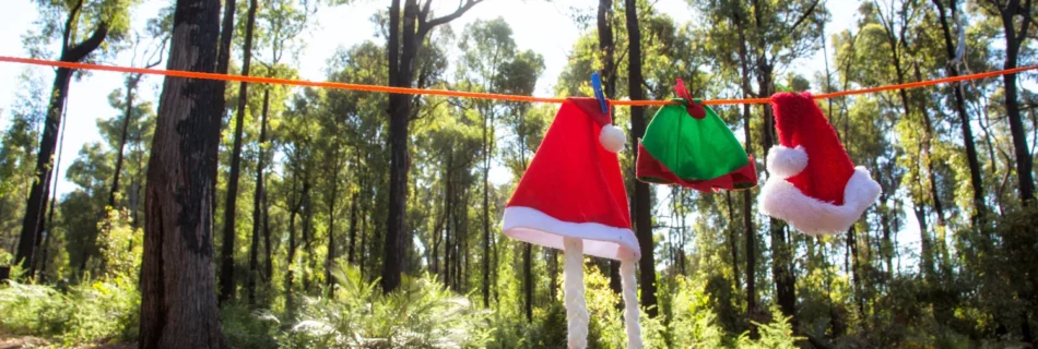 Accessoires de Noël suspendus lors d'un bivouac en pleine nature. Idées de cadeau bivouac Noël pour des aventures en extérieur festives