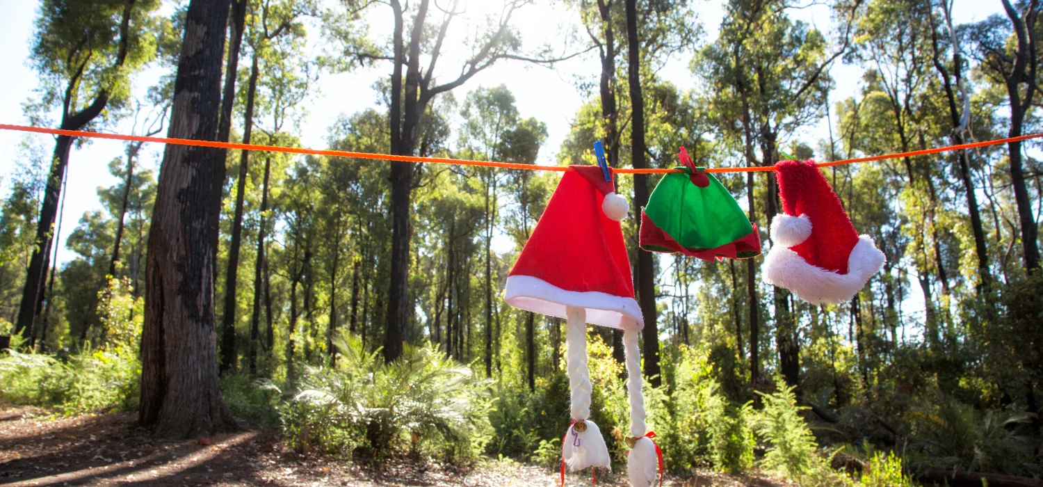 Accessoires de Noël suspendus lors d'un bivouac en pleine nature. Idées de cadeau bivouac Noël pour des aventures en extérieur festives