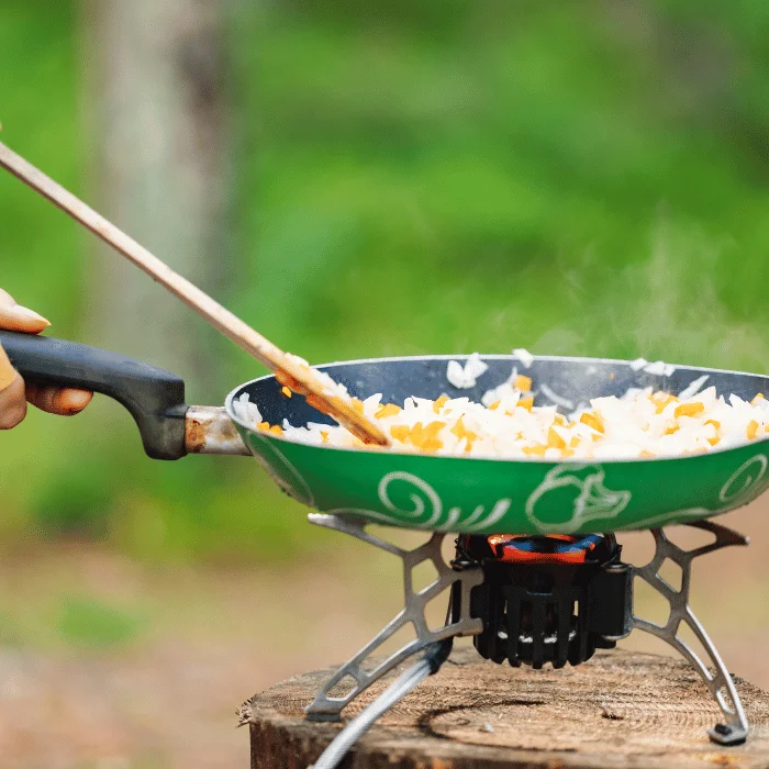 Réchaud portable utilisé comme alternative aux feux en nature, permettant de cuisiner sans risques d'incendie