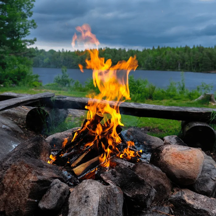 Feu en trek installé près d’un lac, utilisé dans une zone autorisée pour un camping sécurisé