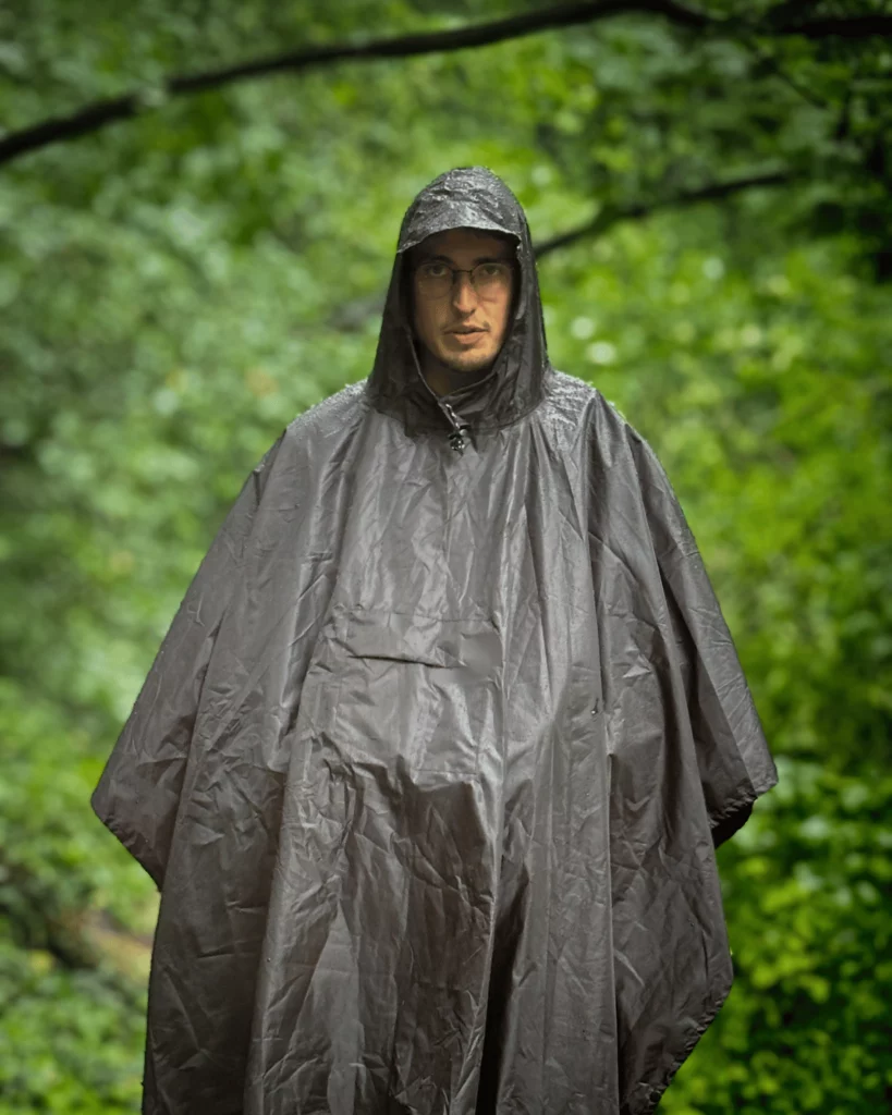 Poncho Baribal de face sous la pluie en randonnée