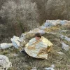 personne se couvrant le corps avec une couverture de survie