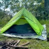 tente gonflable installé sur une bâche de survie