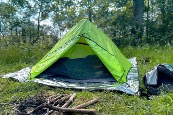 tente gonflable installé sur une bâche de survie