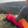personne assis dans sont duvet de bivouac