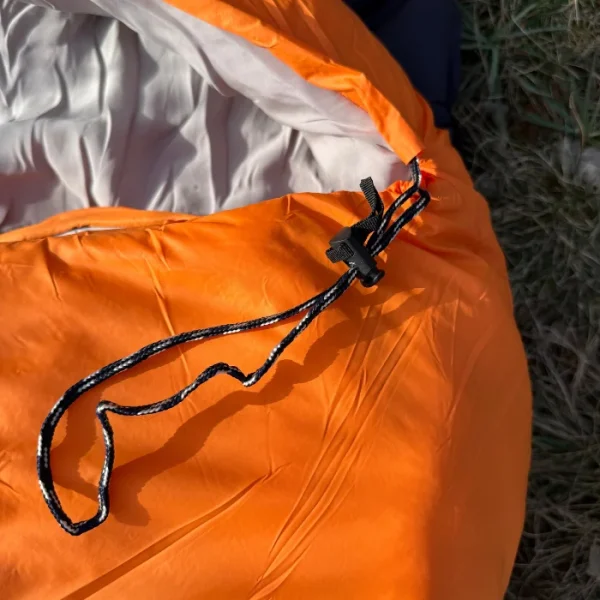 petite corde pour resserrer sont sac de couchage