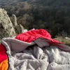 sac de couchage de bivouac ouvert avec vu qui donne sur la colline
