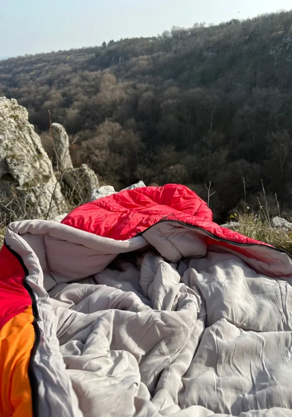 sac de couchage de bivouac ouvert avec vu qui donne sur la colline