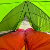 deux sacs de couchage dans une tente gonflable 2 places