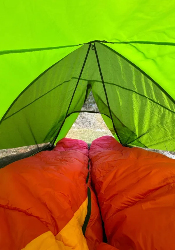 deux sacs de couchage dans une tente gonflable 2 places