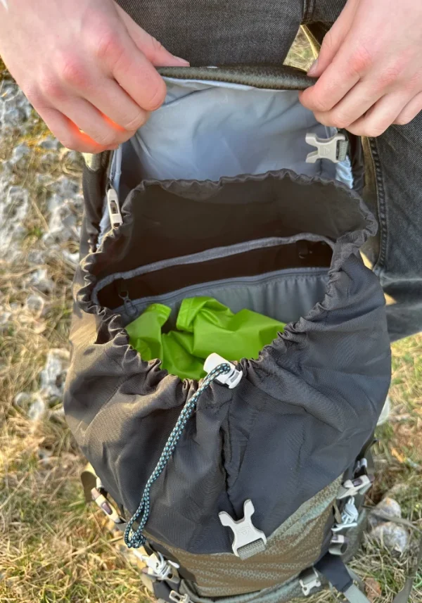 Sac Baribal avec rangé dedans une tente gonflable 2 places