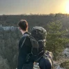 sac à dos avec un sac de couchage installé en dessous