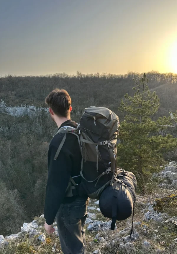 sac à dos avec un sac de couchage installé en dessous