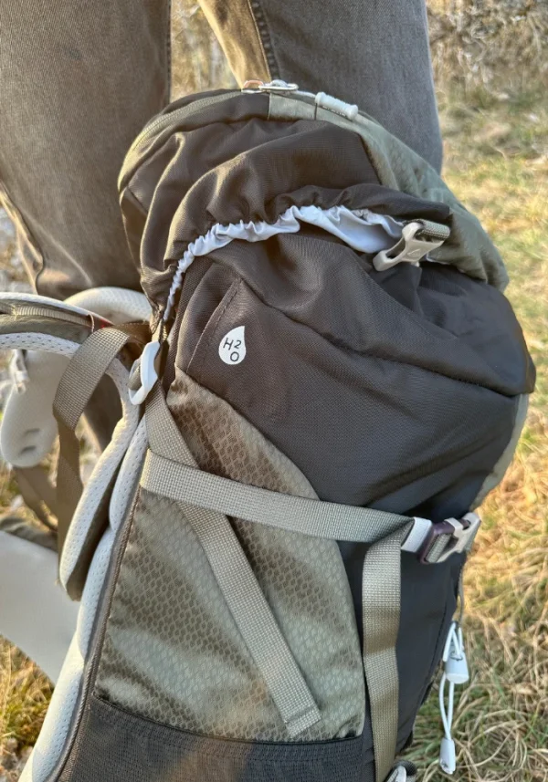Sac à dos avec poche spéciale pour intégrer une gourde et boire en randonnée.
