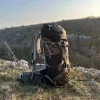 Sac à dos grande capacité installé dans l'herbe.