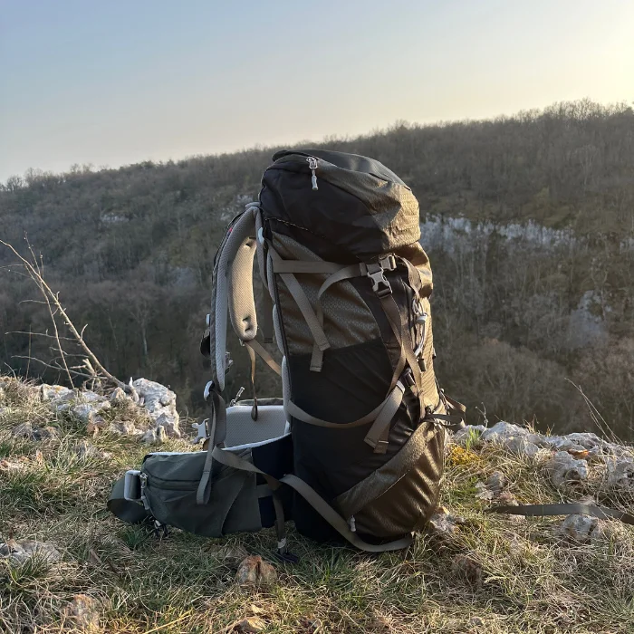 Sac à dos grande capacité installé dans l'herbe.